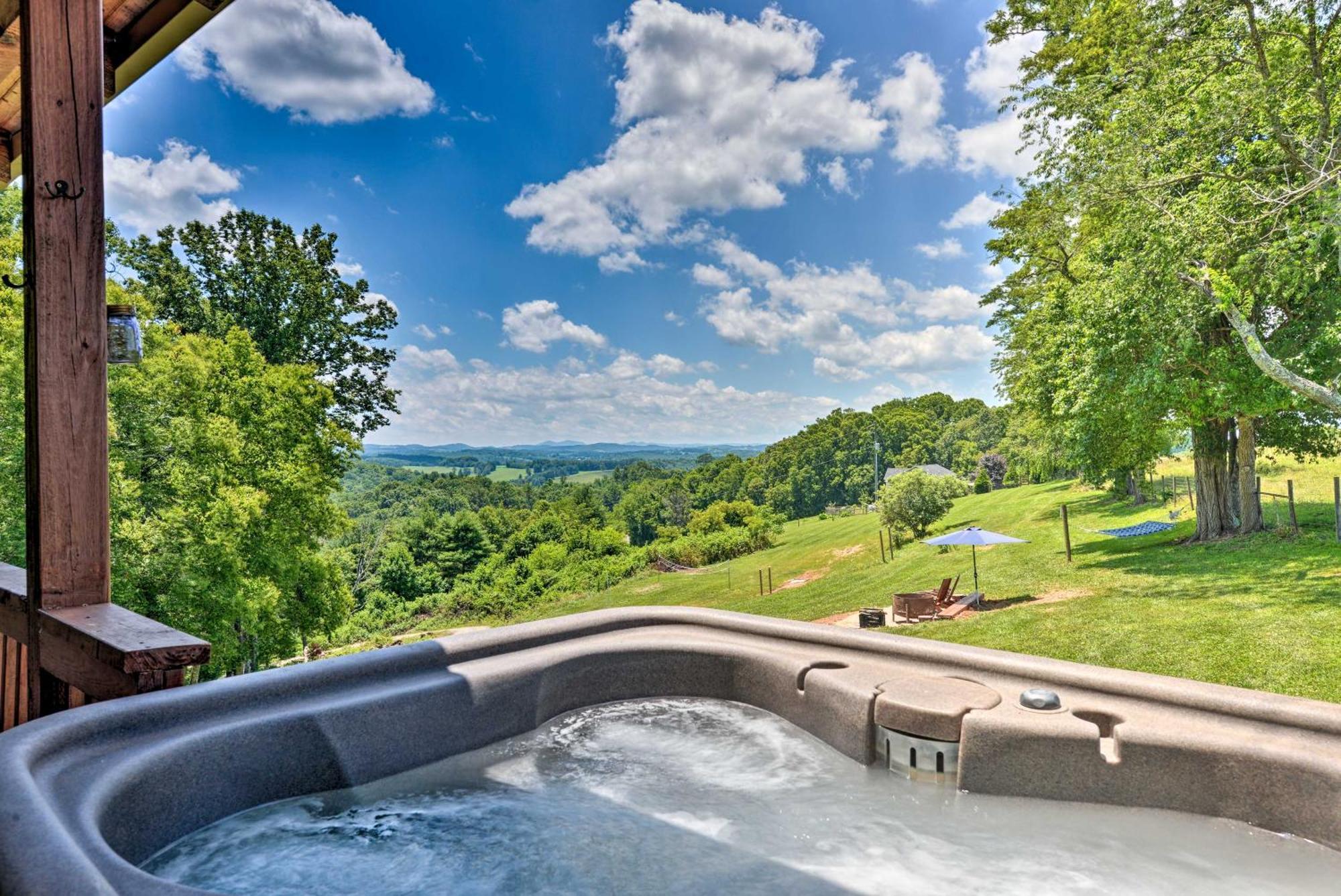Charming Galax Retreat With Wraparound Deck! Villa Luaran gambar
